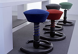 Den Swopper Classic gibt es in mehreren attraktiven Farben. Bei fast allen Ausf&uuml;hrungen hat die Feder die selbe Farbe wie das Sitzpolster. Abgebildet sind St&uuml;hle mit anthrazitfarbenem Fu&szlig;ring.