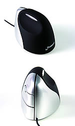 Die Evoluent-Maus ist eine ergonomische Maus mit vertikaler Handstellung. Die Abbildung zeigt die Ausf&uuml;hrung f&uuml;r Rechtsh&auml;nder, einmal von vorne und einmal von hinten fotografiert.