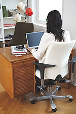 Die Swingback-Armlehnen des B&uuml;rostuhl HAG H05 erm&ouml;glichen es, mit dem Stuhl n&auml;her am Schreibtisch zu sitzen. Sie k&ouml;nnen bei Bedarf ganz einfach von der Seite nach hinten und zur&uuml;ck bewegt werden.