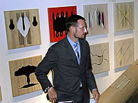 movement - die Peter Opsvik Ausstellung
Kronprinz Haakon von Norwegen vor den Klangbildern von Peter Opsvik

Foto: &copy; Stefan Risse