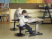 Der Kinderstuhl Leitnerwipp ist dank seiner H&ouml;henverstellung gut f&uuml;r Kinder verschiedener Gr&ouml;&szlig;e geeignet.