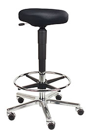 Der Hocker Leitnerhoc von Leitner mit ergonomischem Sattelsitz. Die Abbildung zeigt den Stuhl in der hohen Ausf&uuml;hrung mit extra langer Gasfeder und Fu&szlig;ring. Aus Sicherheitsgr&uuml;nden handelt sich bei den Rollen um BBG-Rollen, die unter Belastung gebremst sind.