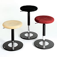 Leitnerspin, die designbetonte Stehhilfe, gibt es in zwei H&ouml;hen. Abbildung in hochwertiger Microfaser (beige, noir, bordeaux)