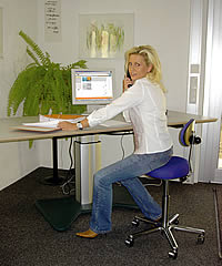 Die Steh-Sitz-Dynamik mit dem B&uuml;rostuhl Leitnertwist: Anwendungsbeispiel B&uuml;ro, Sitzen am Schreibtisch (der Stuhl wird mittlerweile mit schwarzer Gasfederabdeckung ausgeliefert)