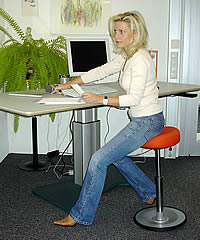 Steh-Sitzen mit der Stehhilfe Leitnerwipp:<br> Anregungen zum Sitzen in Bewegung<br>(Der Stuhl wird jetzt mit schwarzer Gasliftabdeckung ausgeliefert)
