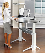 Schreibtisch Leuwico GO&sup2; Move: Unterbrechung des Sitzmarathons durch das Arbeiten im Stehen.
