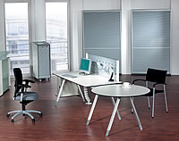 Leuwico Schreibtisch Go&sup2; Shape: Einrichtungsbeispiel Einzelarbeitsplatz mit Besprechungstisch.