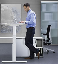 Der h&ouml;henverstellbare Schreibtisch Spine&sup2; mit Doppel-Teleskop zur elektrischen H&ouml;henverstellung. Der Wechsel zwischen Sitzen und Stehen verringert signifikant die einseitigen Belastungen, die durch langes Sitzen verursacht werden.