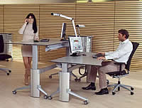 Einrichtung eines B&uuml;ro mit Schreibtisch Leuwico GO&sup2; Xmove. Hier die Ausf&uuml;hrung mit Rollen, so dass selbst gro&szlig;e Tische leicht bewegt werden k&ouml;nnen.