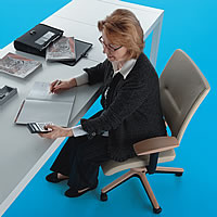 Der B&uuml;rostuhl Moizi 21 vereint edles Holzdesign mit einem hohen Ergonomieanspruch.