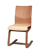 Der Moizi Freischwinger 23 mit Holzgestell.