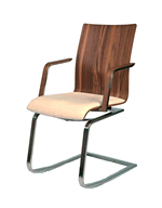 Der Moizi Freischwinger 24 mit Metallgestell