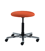 Der Hocker Moizi 35 mit 3D-Beweglichkeit
