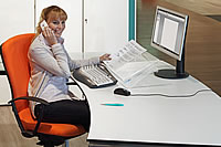 Lesen oder Eingabearbeiten mit dem Tischpult 2 von Officeplus. Das Pult steht zwischen Tastatur und Bildschirm.