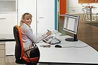 Zum Schreiben kann die Tastatur unter das Tischpult 2 von Officeplus geschoben werden.