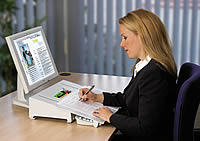 Officeplus Docuglide - durch das Vorziehen der Vorlage k&ouml;nnen Korrekturen ohne Verrenkungen vorgenommen werden.