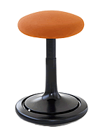 Der ergonomische Hocker Ongo mit schwarzem Gestell, schwarzer Kugelbahn und orangefarbenem Stoffbezug