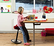 Der Kinderstuhl Move small von Varier (vormals Stokke). Er hat einen kleineren Sitz und eine kleinere Bodenplatte als der normale Move 