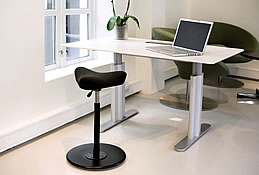 Als ergonomischer Hocker und Stehhilfe macht der Move an h&ouml;henverstellbaren Tischen viel Bewegung und abwechslungsreiches Sitzen m&ouml;glich.