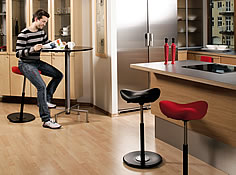 Der Varier (fr&uuml;her Stokke) Move passt sich in der H&ouml;he locker an. Geeignet f&uuml;r Sitz- und Stehtische.