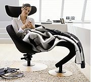Geborgenheit und Schutz vermittelt der Lounge Sessel Peel von Varier (vormals Stokke).