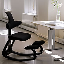 Der Thatsit Balansstuhl von Varier (vormals Stokke) ist ein ergonomischer Kniestuhl mit vielen Anpassungsm&ouml;glichkeiten.
