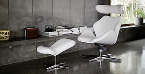 Der Relaxsessel Varier Tok in der Designausf&uuml;hrung "The Angel".  Dieser Relaxsessel strahlt k&uuml;hle Eleganz aus. Er pr&auml;sentiert sich schneewei&szlig; lackiert und mit edlem samtwei&szlig;em Leder bezogen.