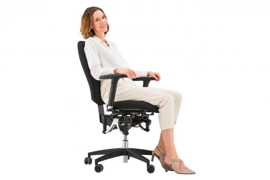 Frau sitzt auf B&uuml;rostuhl Bioswing 260 iQ