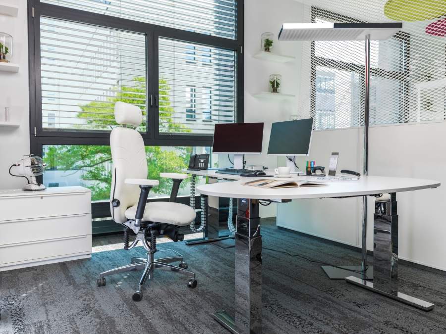 B&uuml;rostuhl Bioswing 460 iQ in wei&szlig; am Schreibtisch