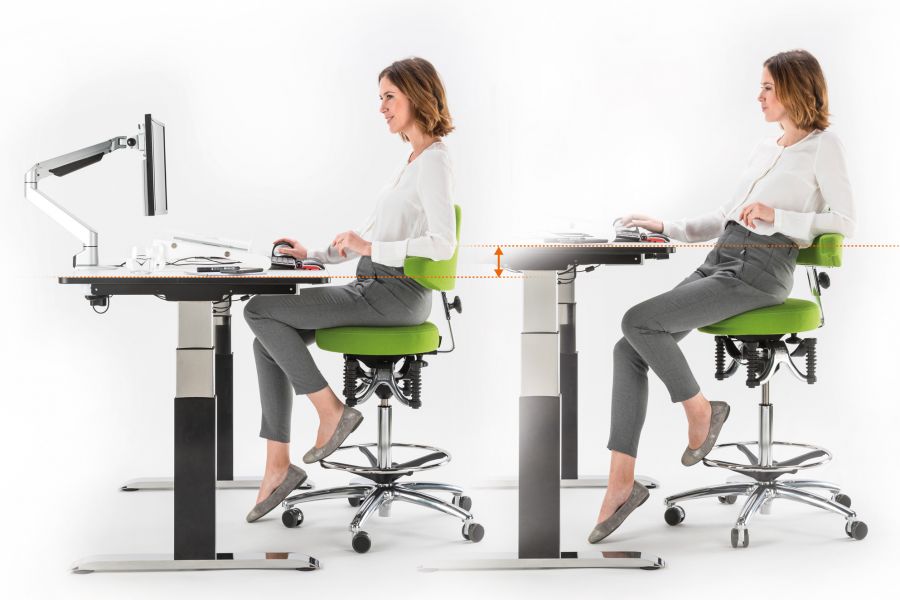 Bioswing Boogie Switch: Frau mit verschiedenen Sitzhaltungen an zwei unterschiedlichen Tischh&ouml;hen