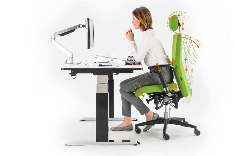 Frau am Schreibtisch auf einem Bioswing 360 iQ B&uuml;rostuhl. Pfeile markieren die verschiedenen Einstellm&ouml;glichkeiten des Stuhls.