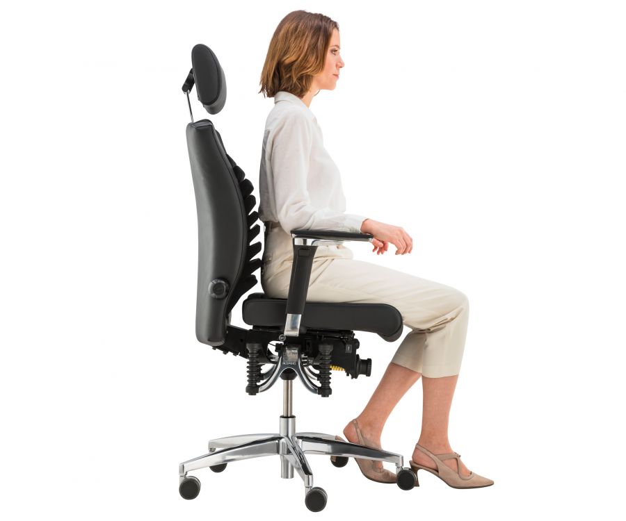 Frau sitzt auf B&uuml;rostuhl Bioswing 560 Detensor mit Lamellen in Sitz und R&uuml;ckenlehne