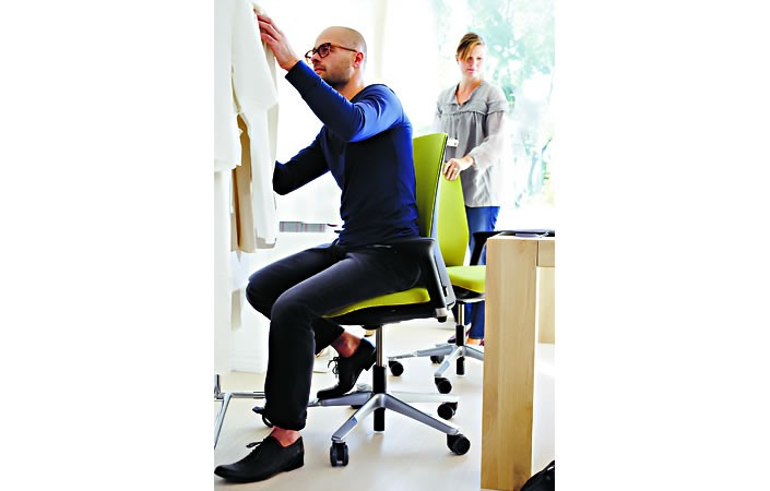 Mann arbeitet im Sitzen auf Håg Futu Bürostuhl