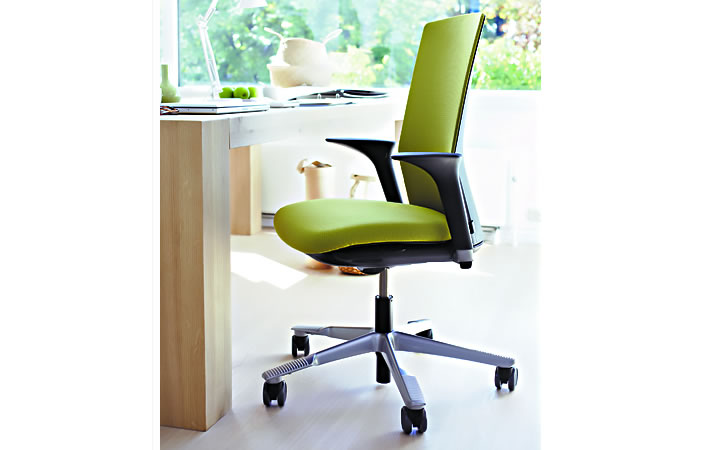 Håg Futu Arbeitsstuhl in grün mit Armlehnen