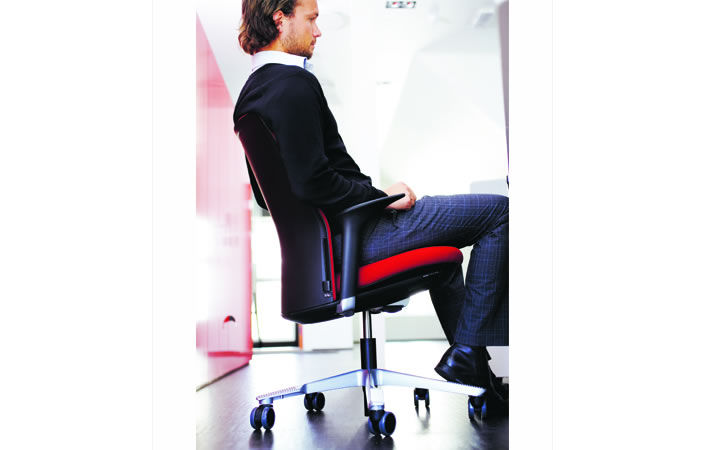 Mann lehnt sich nach hinten in Håg Futu Drehstuhl