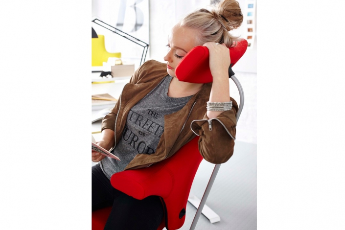 Håg Capisco, seitliche Sitzposition mit Kopfstütze