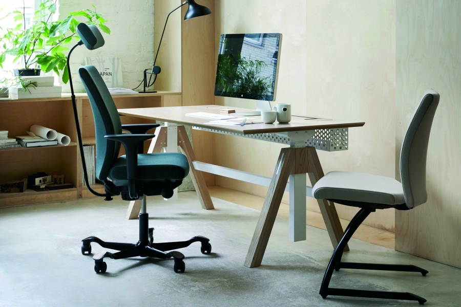 Homeoffice mit Bürostuhl Hag Creed 6006 mit Kopfstütze und einem Hag Creed Besucherstuhl