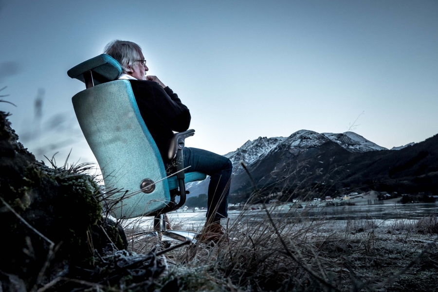 Hag Ledersessel Tribute in norwegischer Landschaft mit dem Designer Svein Asbjørnsen darauf sitzend