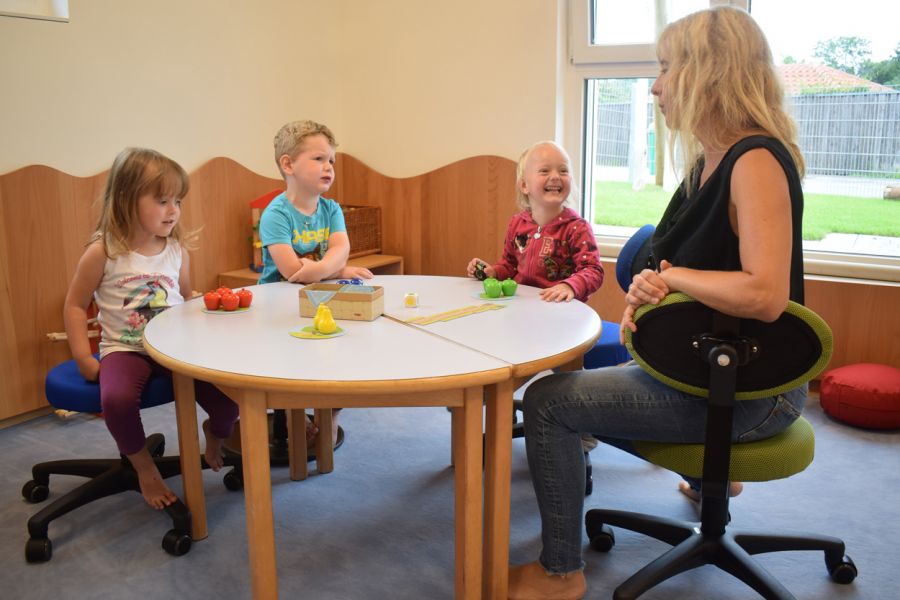 Kinderstuhl und Erzieherinnenstuhl Leitnerfan KIGA im Kindergarten