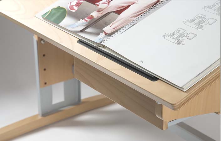 Schreibtisch Moizi 17 mit Detail Abrutschkante