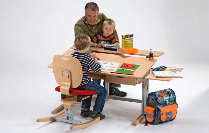 Vater hilft Kindern bei Hausarbeiten am Moizi 17