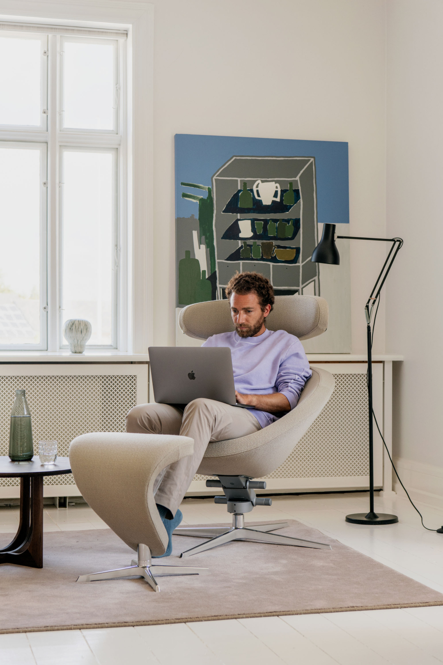 Sessel Peel mit Hocker Mann mit Laptop in konzentrierter entspannter Haltung