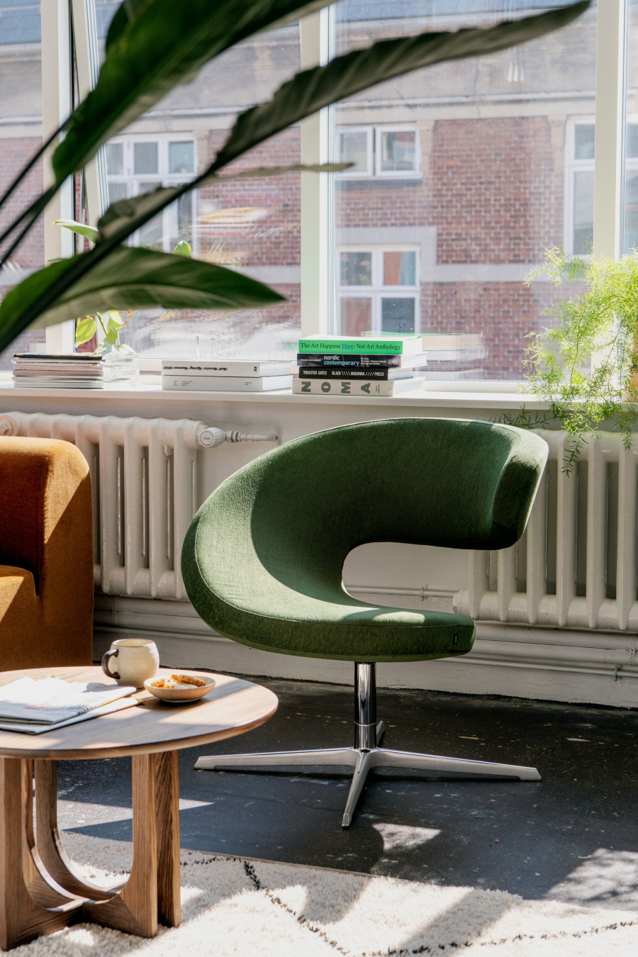 Grüner Peel Club in schönem nordischen Wohnzimmer