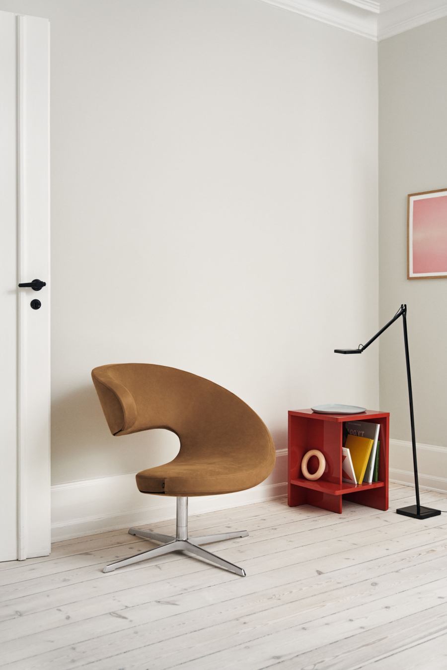 Designsessel Peel Club von Varier pur mit poliertem Gestell und in warmer brauner Lederfarbe