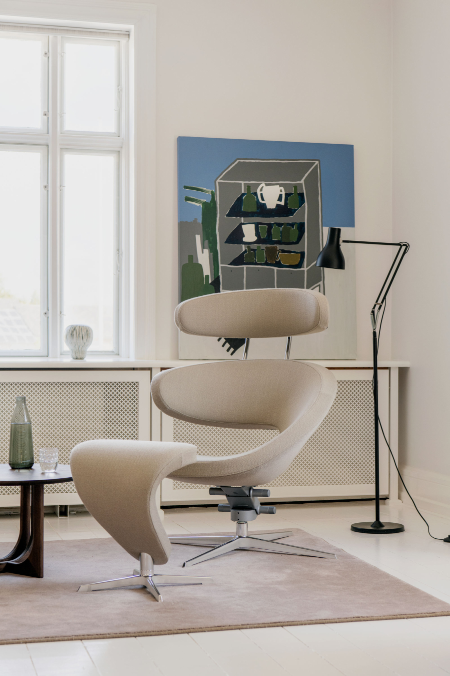 Relaxsessel Peel von Varier mit Hocker im Wohnzimmer
