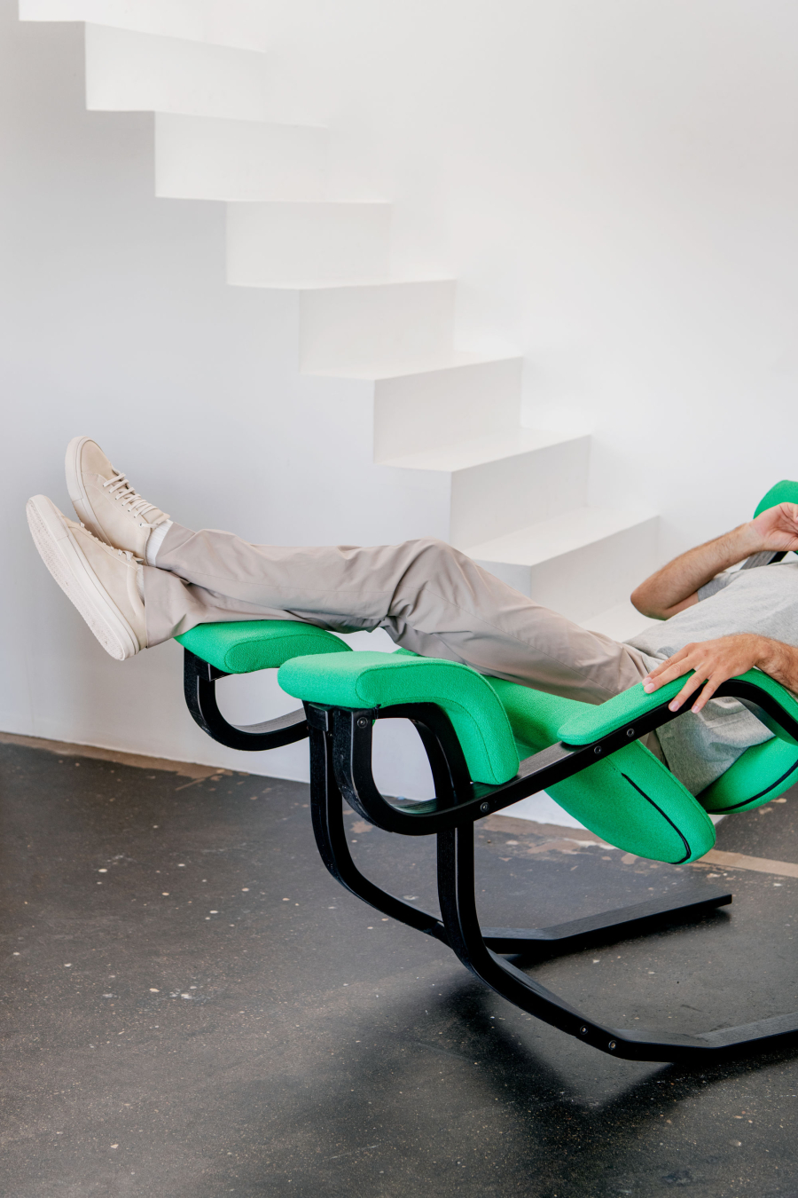 Mann liegt in der hinteren Ruheposition im Varier Gravity Entspannungssessel