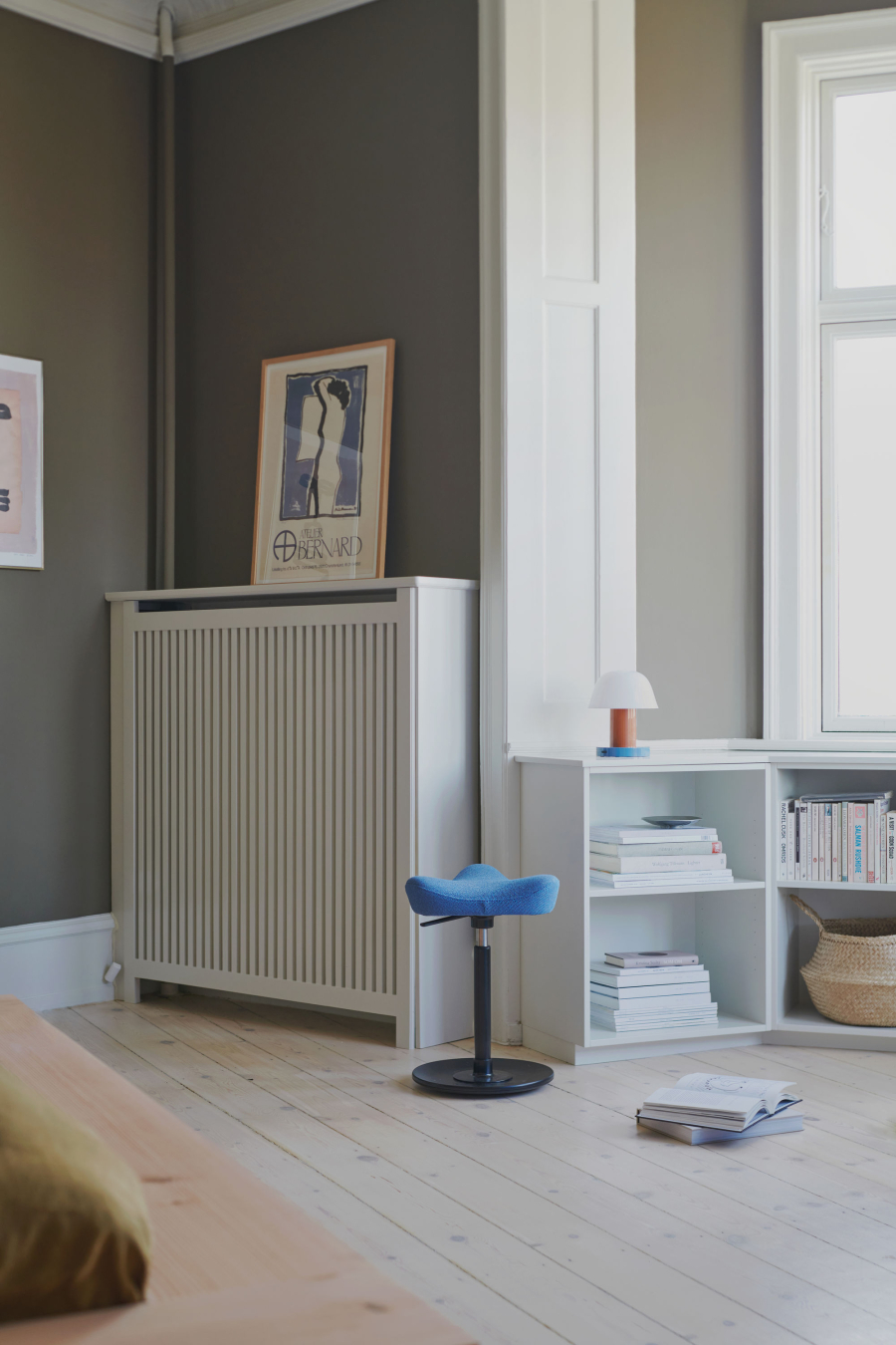 Blau-schwarzer Bewegungshocker Stokke Move in der Zimmerecke