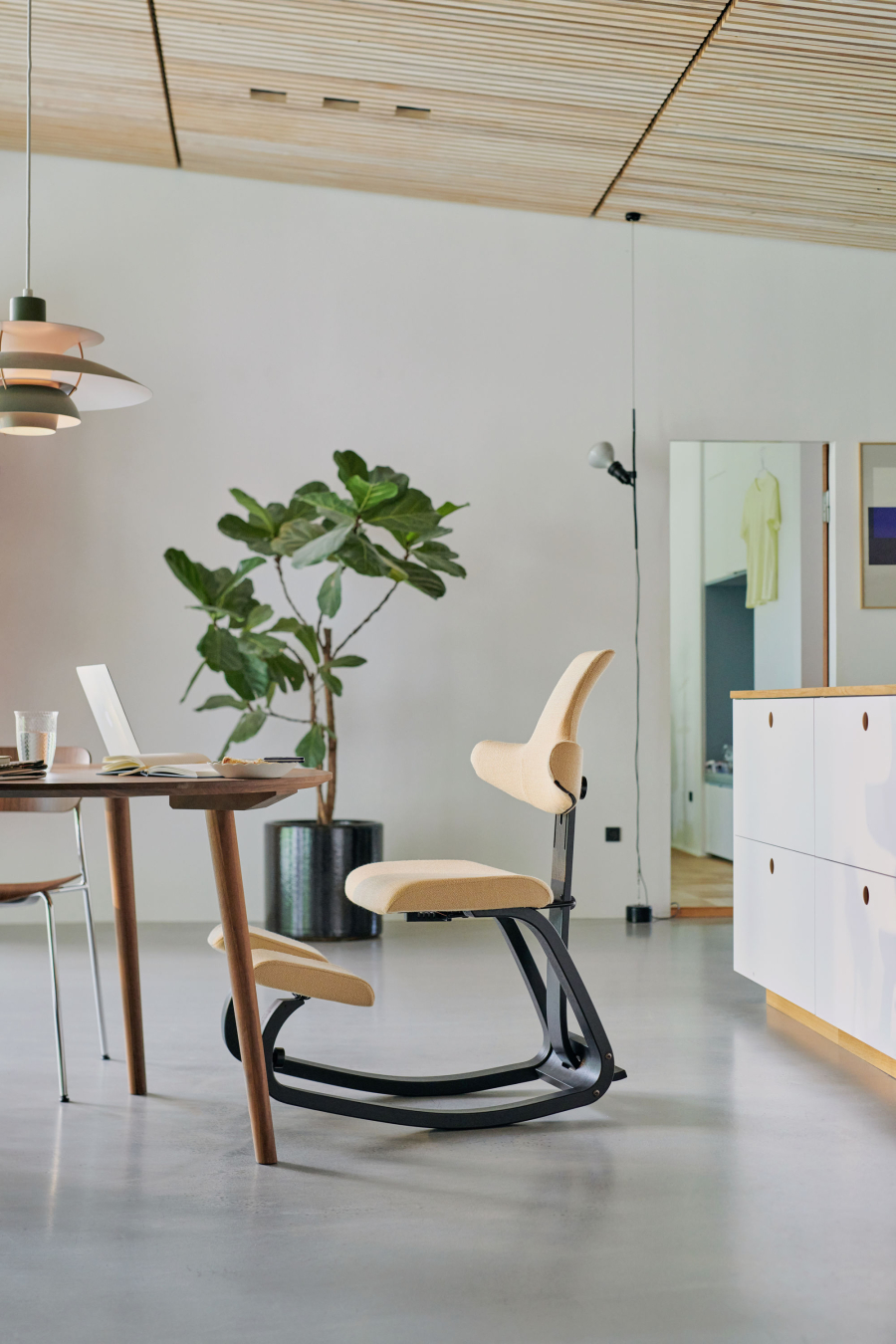 Kufenstuhl Thatsit von Varier vor einem Holztisch
