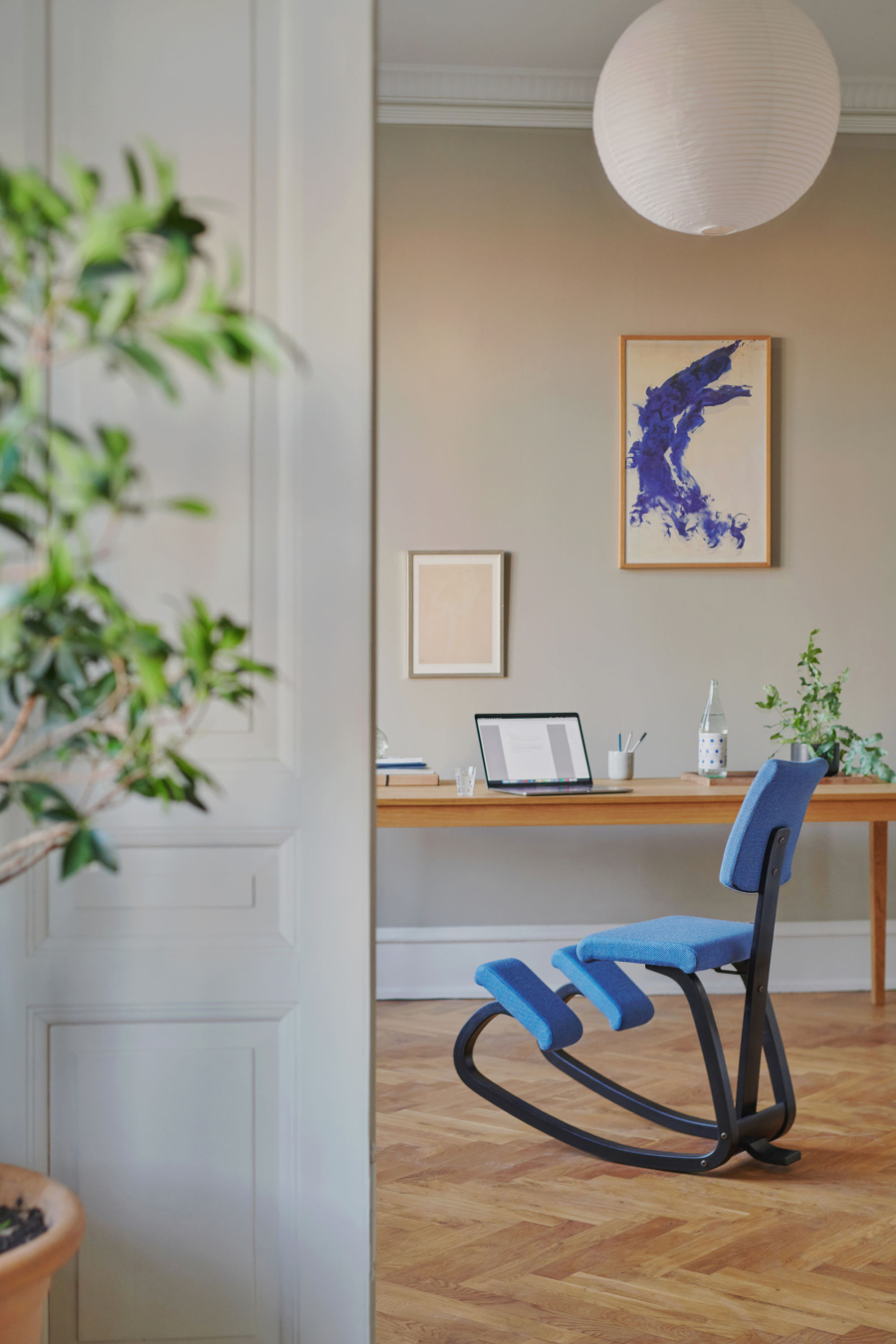 Kniestuhl Variable mit Rückenlehnpolster im Homeoffice