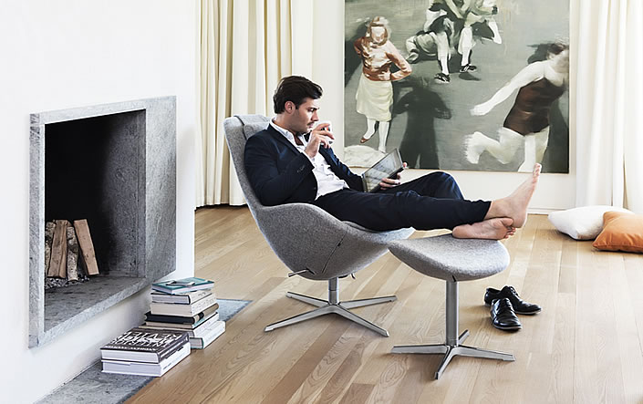 Mann entspannt im Kokon Ruhesessel